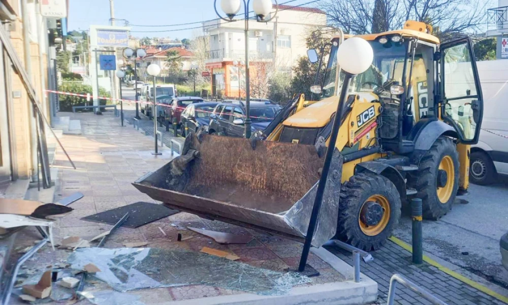 Κινηματογραφική διάρρηξη στο Καπανδρίτι- Ληστές εισέβαλαν με μπουλντόζα σε κοσμηματοπωλείο (Εικόνες)